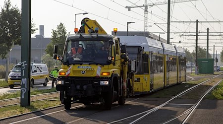 Die BVG musste mehrere Straßenbahnen abschleppen, die in stromlosen Abschnitten liegen geblieben waren. / Foto: Julius-Christian Schreiner/dpa