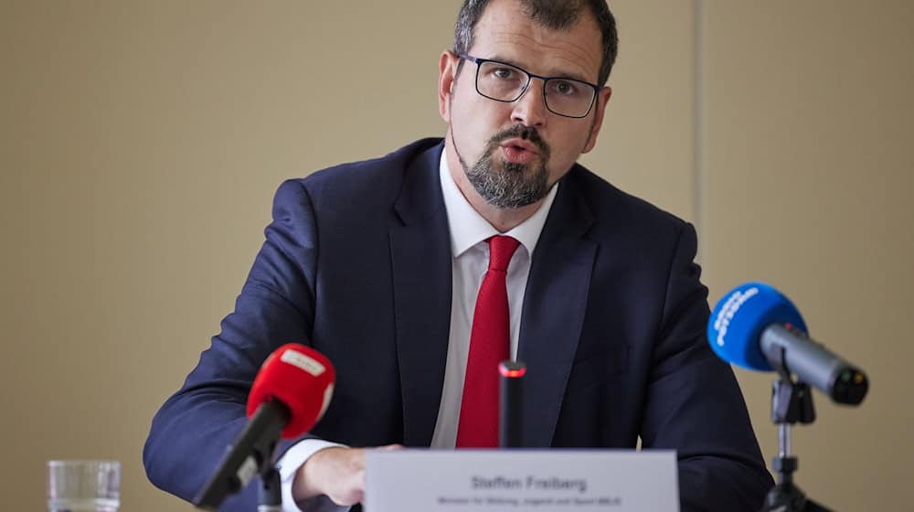 Nach der Einstufung der AfD als rechtsextremistisch kündigt Brandenburgs Bildungsminister Leitlinien für den Umgang mit betroffenen Lehrkräften an. / Foto: Joerg Carstensen/dpa