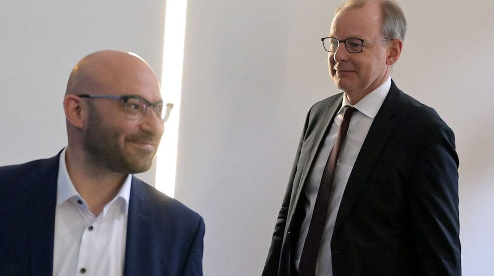 Brandenburgs Innenminister René Wilke (parteilos) und Verfassungsschutzchef Wilfried Peters äußern sich im Innenausschuss des Landtags (Archivbild). / Foto: Michael Bahlo/dpa