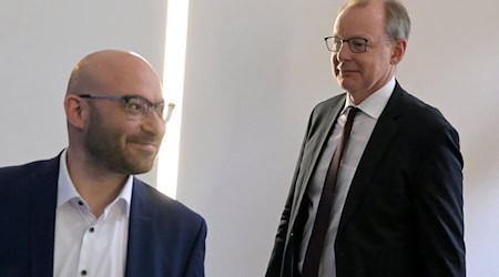 Brandenburgs Innenminister René Wilke (parteilos) und Verfassungsschutzchef Wilfried Peters äußern sich im Innenausschuss des Landtags (Archivbild). / Foto: Michael Bahlo/dpa
