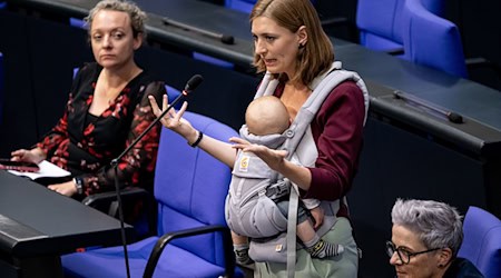 Die Grünen-Abgeordnete Hanna Steinmüller hat ihr Kind bereits in der Vergangenheit mit in den Bundestag genommen - nun nahm sie es erstmals mit ans Rednerpult. (Archivbild) / Foto: Fabian Sommer/dpa