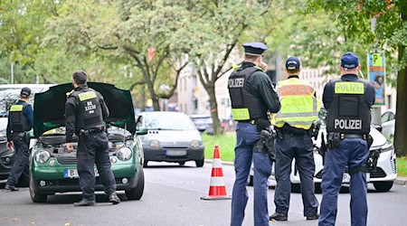 Beamte stehen während einer Polizeikontrolle auf Drogen im Straßenverkehr auf dem Tempelhofer Damm. / Foto: Sebastian Christoph Gollnow/dpa