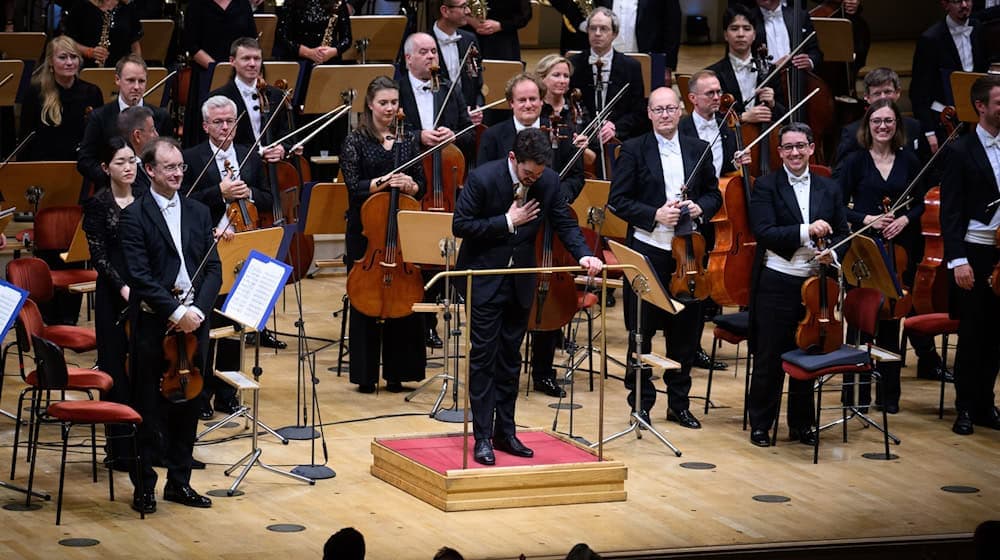 Dirigent Lahav Shani und die Münchner Philharmoniker werden in Berlin gefeiert. / Foto: Bernd von Jutrczenka/dpa