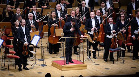 Dirigent Lahav Shani und die Münchner Philharmoniker werden in Berlin gefeiert. / Foto: Bernd von Jutrczenka/dpa