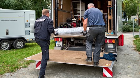 Die in der Spree entdeckte Weltkriegsbombe wurde inzwischen abtransportiert. / Foto: Michael Ukas/dpa
