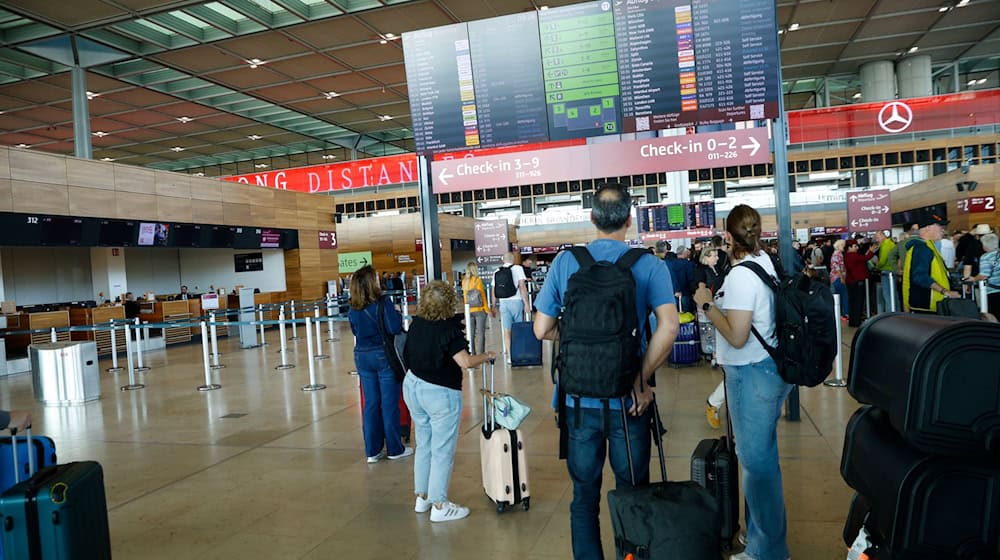 Passagiere müssen am Flughafen BER Geduld mitbringen. / Foto: Carsten Koall/dpa