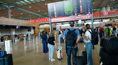 Passagiere müssen am Flughafen BER Geduld mitbringen. / Foto: Carsten Koall/dpa