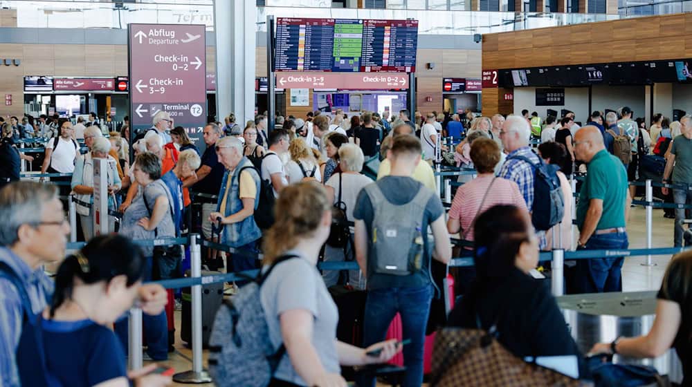 Passagiere müssen am Flughafen BER Geduld mitbringen. (Archivbild) / Foto: Carsten Koall/dpa