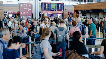 Passagiere müssen am Flughafen BER Geduld mitbringen. (Archivbild) / Foto: Carsten Koall/dpa