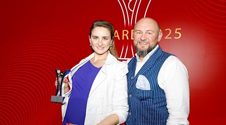 Endlich zu dritt: Elena Semechin und ihr Mann Phillip freuen sich über Sohn Karl Phillip. (Archivbild) / Foto: Georg Wendt/dpa