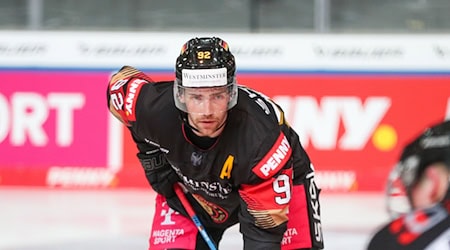 Nationalspieler Marcel Noebels fehlt den Eisbären verletzungsbedingt mehrere Wochen. (Archivbild) / Foto: Christian Kolbert/dpa