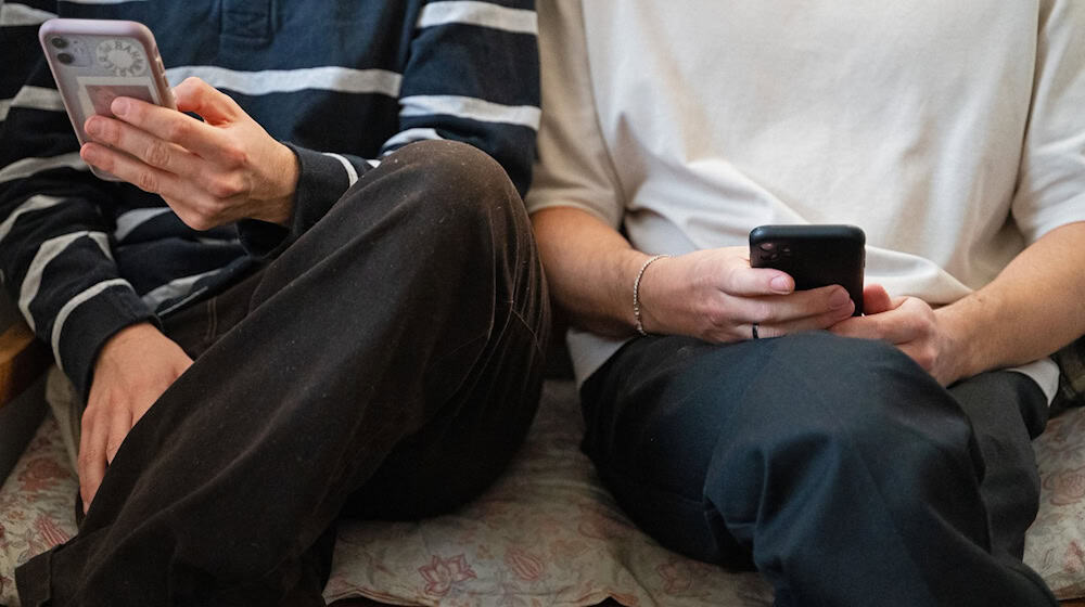 Im Schnitt verbringen 15-Jährige in Deutschland laut OECD fast sieben Stunden täglich an diversen Bildschirmen (Archivbild). / Foto: Helena Dolderer/dpa