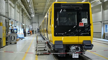 Die neue U-Bahn-Baureihe JK geht am Montag in den Betrieb und soll die angespannte Situation im Berliner Nahverkehr entlasten. (Archivbild) / Foto: Jens Kalaene/dpa