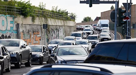 Am Ende der A100 wird die Verkehrsführung geändert. (Archivbild) / Foto: Joerg Carstensen/dpa