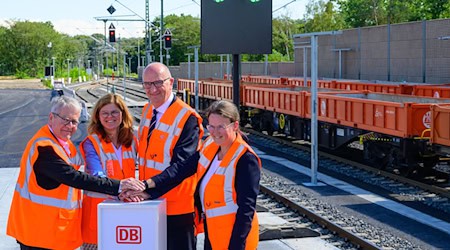 Symbolisch gibt es «grünes Licht» für eine neue Güter-Verladestation in Cottbus.  / Foto: Patrick Pleul/dpa
