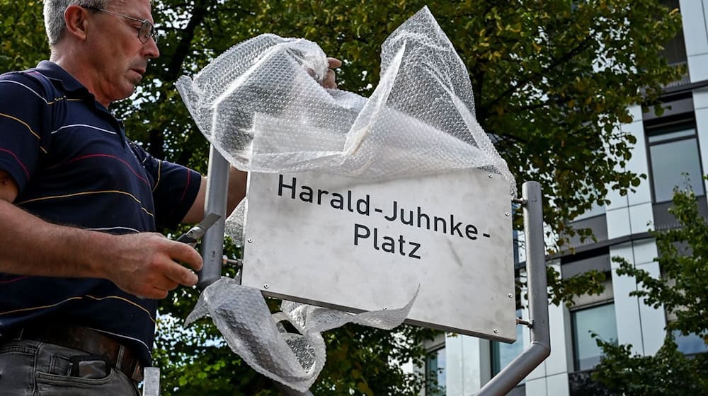 In Charlottenburg gibt es jetzt einen Harald-Juhnke-Platz.  / Foto: Jens Kalaene/dpa