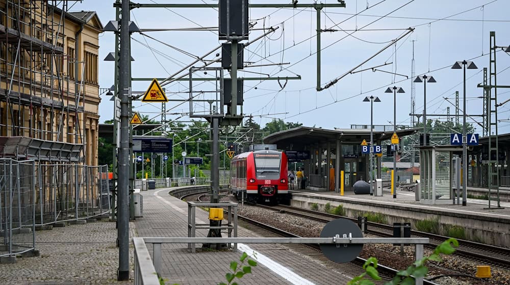 Am Bahnhof Wittenberge sollen ab 2028 mehr Züge fahren. (Archivbild) / Foto: Jens Kalaene/dpa