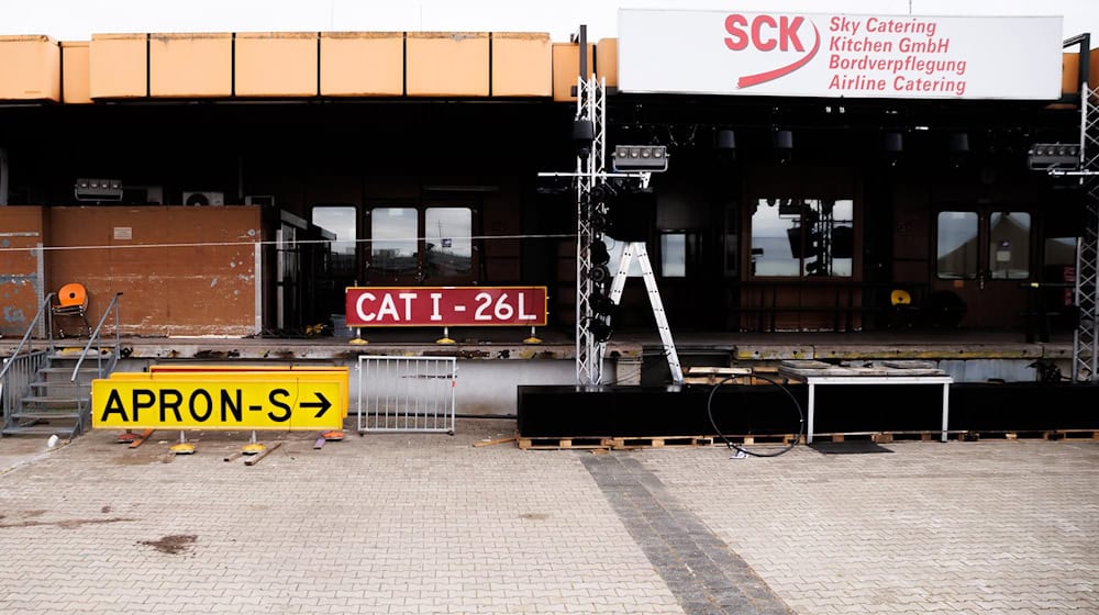 Auf dem Gelände rund um das Cateringgebäudes ist Mitte Oktober eine zweite Tanzveranstaltung geplant. Im Winter soll dort ein Wintermarkt stattfinden.  / Foto: Carsten Koall/dpa