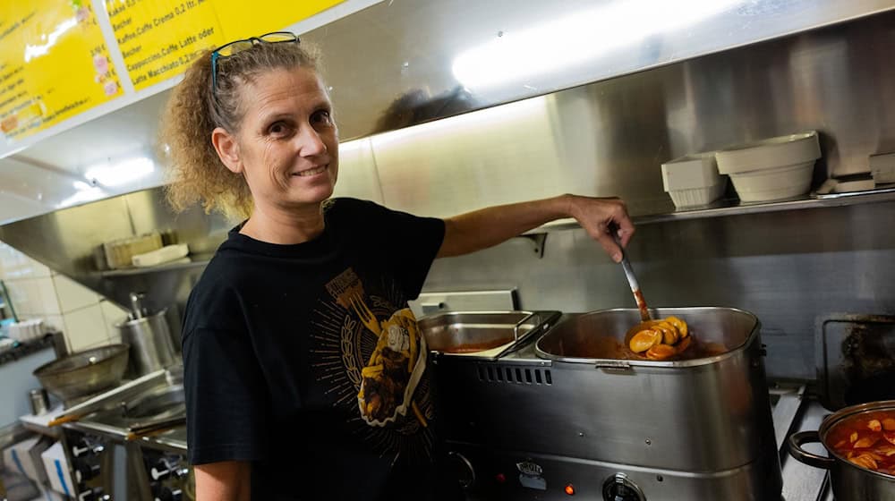 Bei Iris Tauber wird die Currywurst in Tomatensoße gekocht - genau wie bei ihrem Großvater, der die Currywurst erfunden haben soll. / Foto: Rolf Vennenbernd/dpa