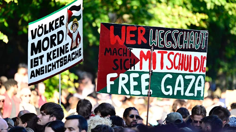Eine neue Demonstration in Stuttgart und Berlin will ein Zeichen setzen gegen Kriege. (Archivbild) / Foto: Fabian Sommer/dpa