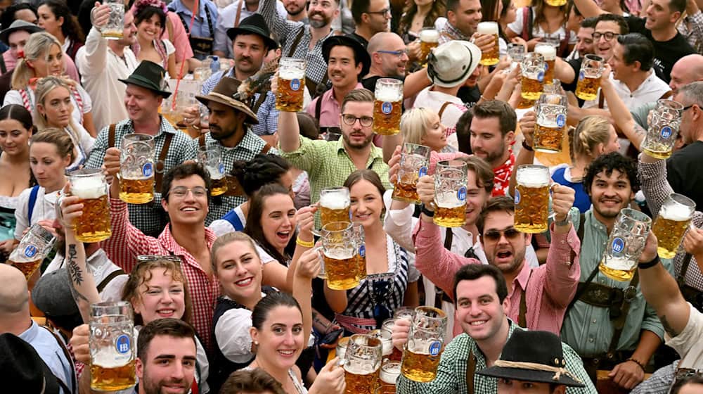 Das Münchner Oktoberfest 2024 - in Berlin soll es demnächst eine alkoholfreie Variante geben. (Archivbild) / Foto: Felix Hörhager/dpa