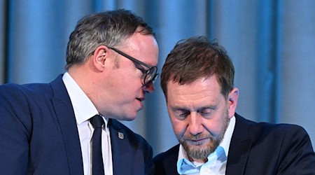 Thüringens Regierungschef Mario Voigt und Sachsens Ministerpräsident Michael Kretschmer (beide CDU) hoffen auf wirtschaftliche Impulse durch Aufträge zur Verteidigungssicherheit. (Archivbild) / Foto: Hendrik Schmidt/dpa
