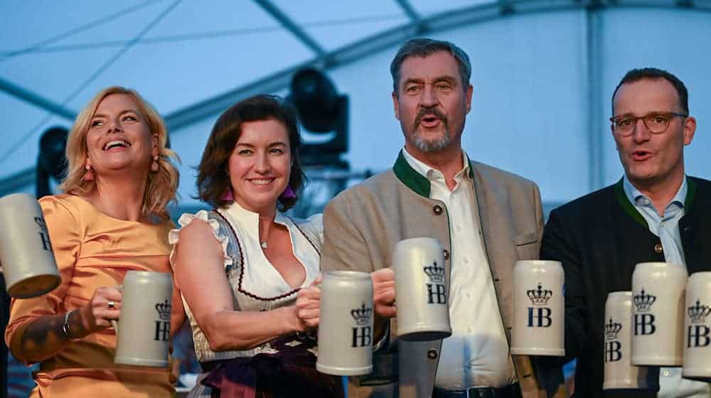 Die ersten Maßkrüge mit frisch gezapftem Oktoberfestbier gingen an die politische Prominenz / Foto: Soeren Stache/dpa