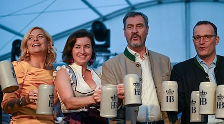 Die ersten Maßkrüge mit frisch gezapftem Oktoberfestbier gingen an die politische Prominenz / Foto: Soeren Stache/dpa
