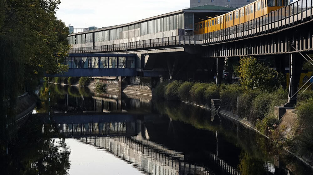 Wie die gerettete Person in den Kanal gelangte, war noch unklar. (Symbolbild) / Foto: Soeren Stache/dpa-Zentralbild/ZB