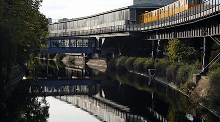 Wie die gerettete Person in den Kanal gelangte, war noch unklar. (Symbolbild) / Foto: Soeren Stache/dpa-Zentralbild/ZB