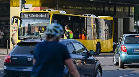 Im Südosten Berlins sorgt ein mutmaßlich gelegter Brand an Strommasten für einen großen Stromausfall – Polizei und Netzbetreiber sind im Einsatz. / Foto: Jens Kalaene/dpa
