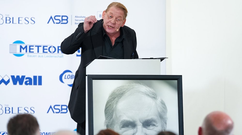 Ben Becker erinnerte bei einer Feier an Harald Juhnke. / Foto: Soeren Stache/dpa