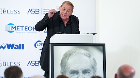 Ben Becker erinnerte bei einer Feier an Harald Juhnke. / Foto: Soeren Stache/dpa