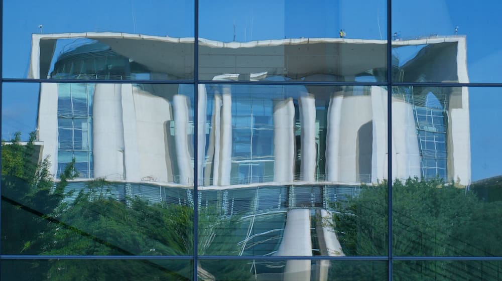 Das Bundeskanzleramt spiegelt sich in der gläsernen Fassade des Paul-Löbe-Hauses. (Archivbild)  / Foto: Soeren Stache/dpa