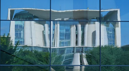 Das Bundeskanzleramt spiegelt sich in der gläsernen Fassade des Paul-Löbe-Hauses. (Archivbild)  / Foto: Soeren Stache/dpa