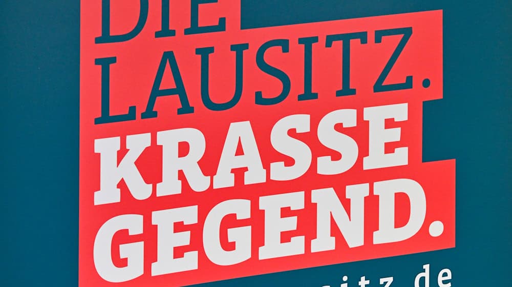 Mit dem Slogan als neue Beschriftung soll ab 6. Oktober ein Regionalexpress von Dessau über Berlin nach Senftenberg rollen. (Symbolbild) / Foto: Patrick Pleul/dpa