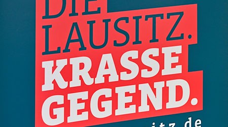 Mit dem Slogan als neue Beschriftung soll ab 6. Oktober ein Regionalexpress von Dessau über Berlin nach Senftenberg rollen. (Symbolbild) / Foto: Patrick Pleul/dpa Mit dem Slogan als neue Beschriftung soll ab 6. Oktober ein Regionalexpress von Dessau über Berlin nach Senftenberg rollen. (Symbolbild) / Foto: Patrick Pleul/dpa