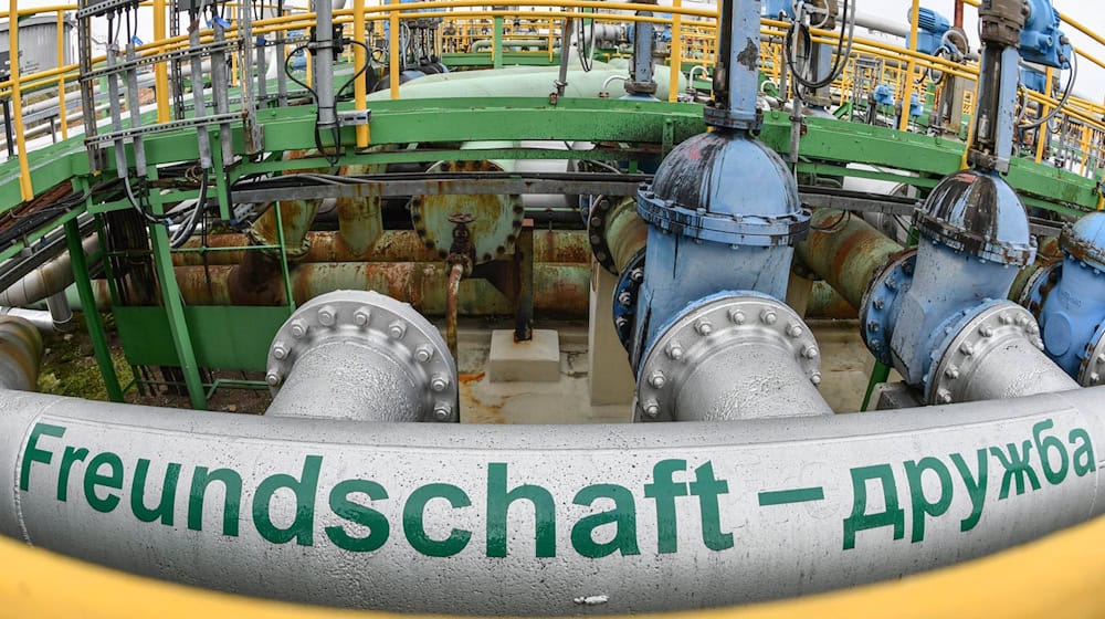 Über die Pipeline Druschba wird die Raffinerie PCK mit Öl aus Kasachstan beliefert. (Archivbild) / Foto: Patrick Pleul/dpa-Zentralbild/dpa