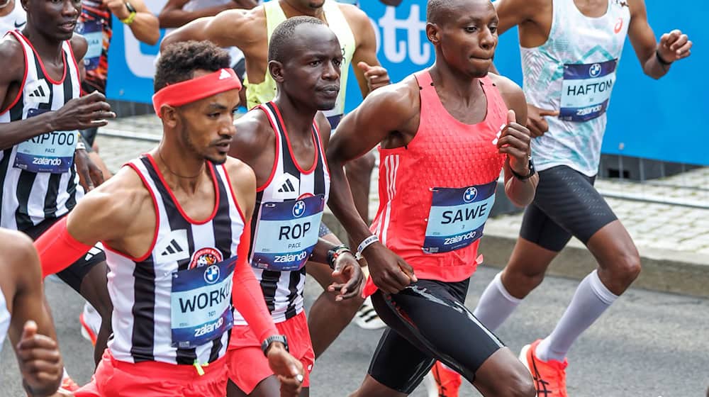 Favorit Sabastian Sawe (M) setzte sich schon früh im Berlin-Marathon ab. / Foto: Andreas Gora/dpa