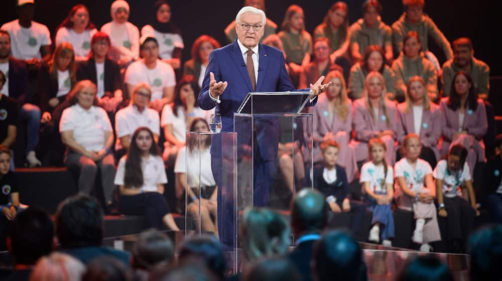 Bundespräsident Frank-Walter Steinmeier spricht bei der Verleihung des Deutschen Schulpreises 2025.  / Foto: Bernd von Jutrczenka/dpa