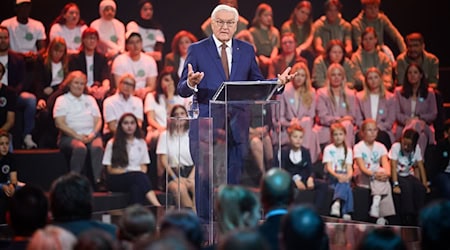 Bundespräsident Frank-Walter Steinmeier spricht bei der Verleihung des Deutschen Schulpreises 2025.  / Foto: Bernd von Jutrczenka/dpa