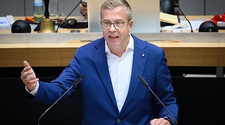 Finanzsenator Stefan Evers (CDU) hat die Pläne für den Doppelhaushalt 2026/2027 im Landesparlament verteidigt.  / Foto: Bernd von Jutrczenka/dpa