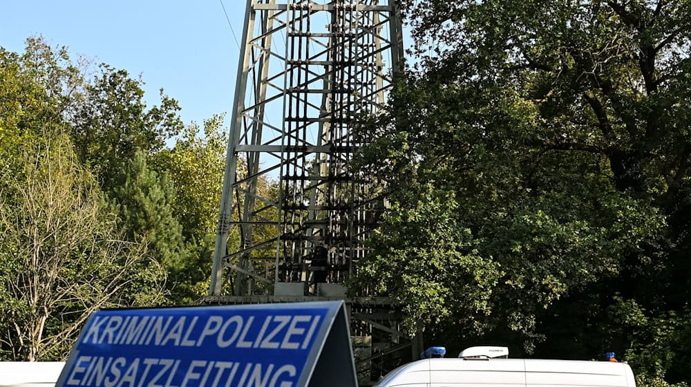 Polizei und Feuerwehr informieren auch die Bevölkerung, was sie während des Stromausfalls tun sollen. / Foto: Jens Kalaene/dpa