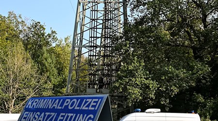 Polizei und Feuerwehr informieren auch die Bevölkerung, was sie während des Stromausfalls tun sollen. / Foto: Jens Kalaene/dpa