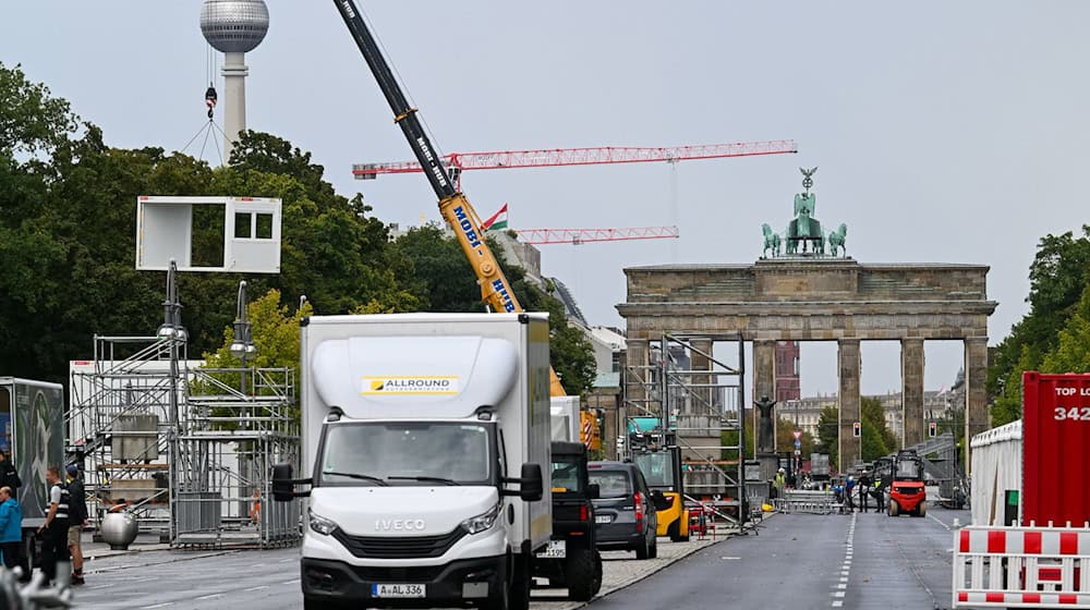 Am Brandenburger Tor wird bereits der Zielbereich aufgebaut. / Foto: Sören Stache/dpa Am Brandenburger Tor wird bereits der Zielbereich aufgebaut. / Foto: Sören Stache/dpa