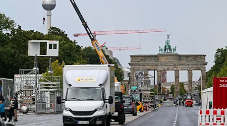 Am Brandenburger Tor wird bereits der Zielbereich aufgebaut. / Foto: Sören Stache/dpa Am Brandenburger Tor wird bereits der Zielbereich aufgebaut. / Foto: Sören Stache/dpa