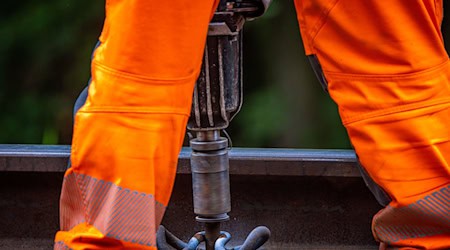 Zwischen Berlin und Stendal kommt es kurzfristig zu Bauarbeiten, die zu Beeinträchtigungen im Fernverkehr führen. (Archivbild) / Foto: Jens Büttner/dpa