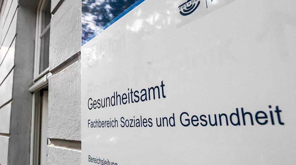 Das Gesundheitsamt in Potsdam behandelt nach dem Tod eines Siebenjährigen an Meningokokken andere Kinder und Kontaktpersonen. (Archivbild) / Foto: Jens Kalaene/dpa-Zentralbild/dpa