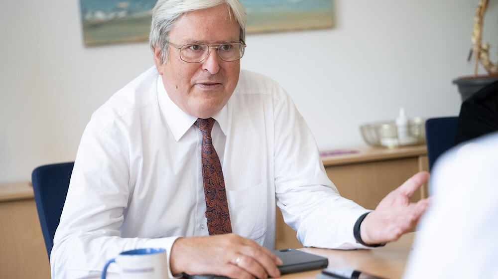 Zwischen Brandenburgs Ex-Wirtschaftsminister Jörg Steinbach (SPD) und der Landesregierung gibt es unterschiedliche Auffassungen über seine Beratertätigkeit bei einer Kanzlei (Archivbild). / Foto: Sebastian Gollnow/dpa