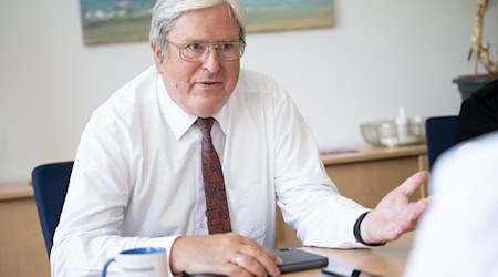 Zwischen Brandenburgs Ex-Wirtschaftsminister Jörg Steinbach (SPD) und der Landesregierung gibt es unterschiedliche Auffassungen über seine Beratertätigkeit bei einer Kanzlei (Archivbild). / Foto: Sebastian Gollnow/dpa